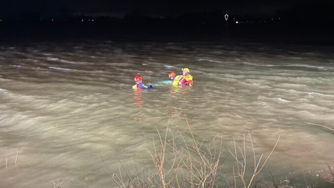 FW Xanten: PKW im Rhein - Aufwändige Bergung