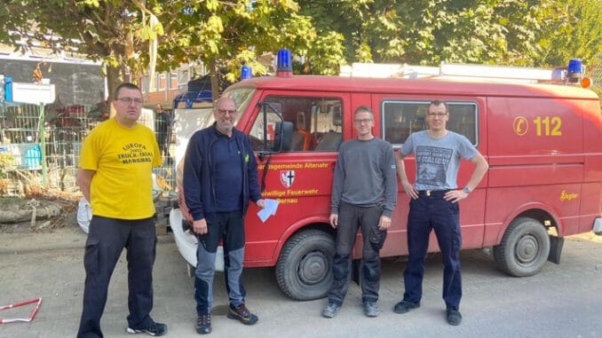 FW Xanten: Spendenübergabe durch den Löschzug Xanten-Mitte