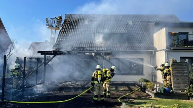 FW Xanten: Starke Rauchentwicklung durch Gebäudebrand - eine Person verletzt
