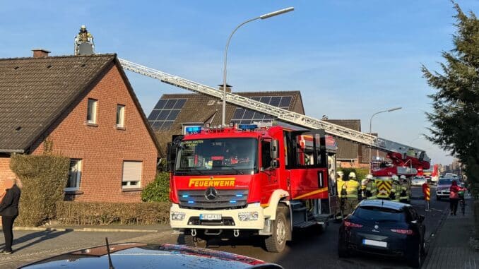 FW Xanten: Türöffnung und Kaminbrand in Xanten