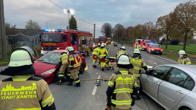 FW Xanten: Zwei Verletzte nach Verkehrsunfall in Kreuzungsbereich