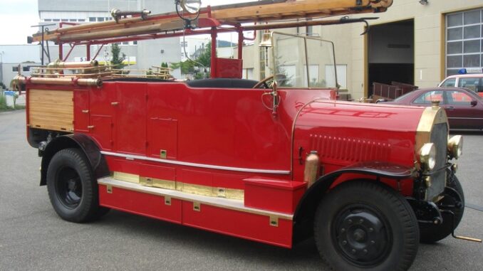 FWV BW: 13. Landesfeuerwehrtag Baden-Württemberg mit der Oldtimer-Rundfahrt &quot;Nostalgie in Rot&quot; gestartet