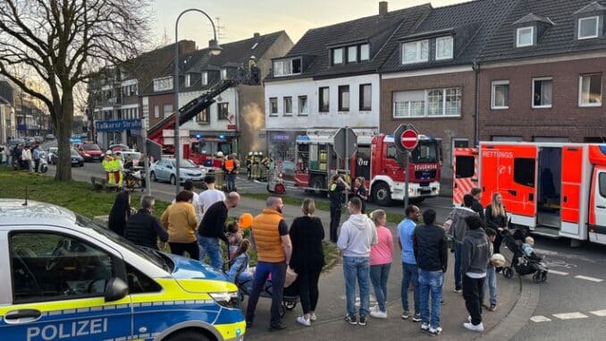 Feuerwehr Goch: Feuer in Hausflur: Personen über Drehleiter gerettet