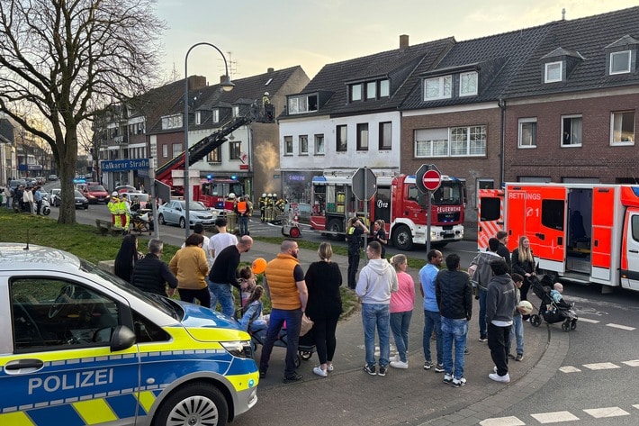 Feuerwehr Goch: Feuer in Hausflur: Personen über Drehleiter gerettet