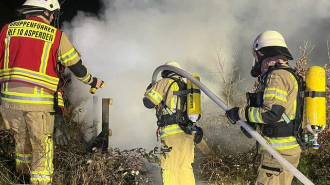 Feuerwehr Goch: Holzbrücke in Flammen