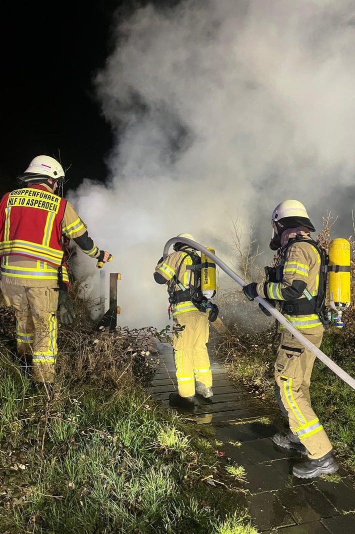 Feuerwehr Goch: Holzbrücke in Flammen