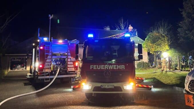Feuerwehr Goch: Mülltonnenbrand droht auf Gebäude überzugreifen