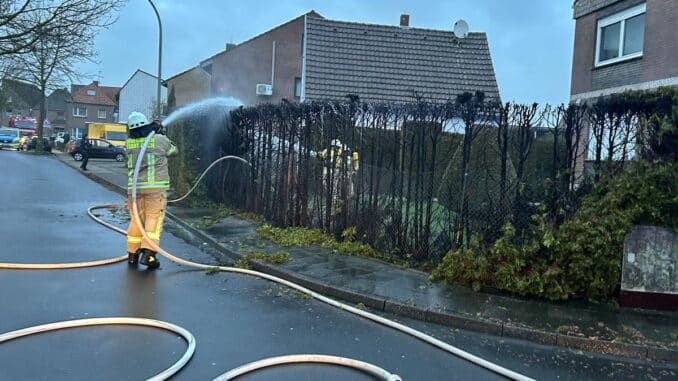 Feuerwehr Goch: Thuja-Hecke in Flammen