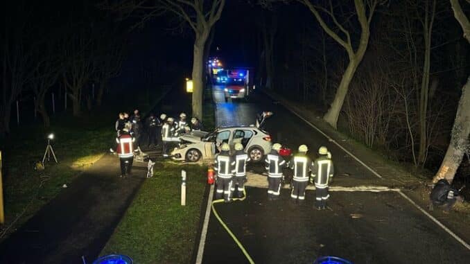 Feuerwehr Kalkar: Alleinunfall- PKW gegen zwei Bäume