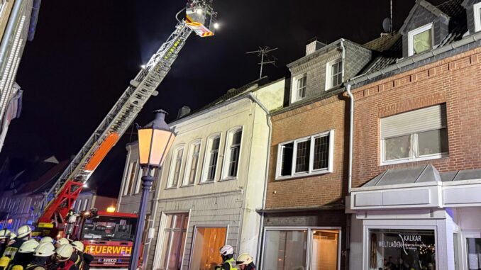 Feuerwehr Kalkar: Dachstuhlbrand in Kalkar: Drei Personen verletzt