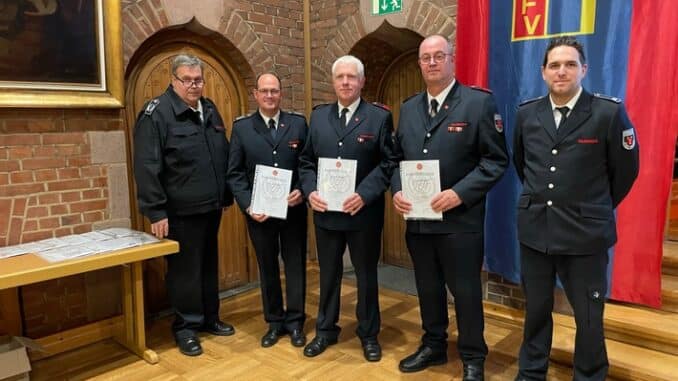 Feuerwehr Kalkar: Ehrungen und Verabschiedungen in der Stadtwehr Kalkar