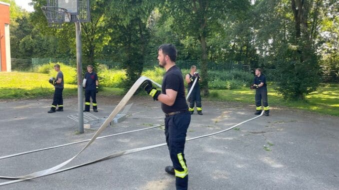 Feuerwehr Kalkar: Feuerwehren freuen sich über 29 ausgebildete Feuerwehrmänner und Frauen