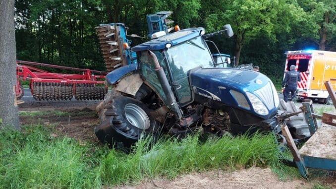 Feuerwehr Kalkar: Traktor fährt gegen Baum