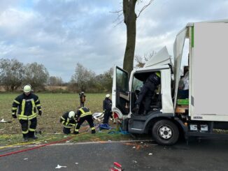 Feuerwehr Kalkar: Verkehrsunfall mit LKW