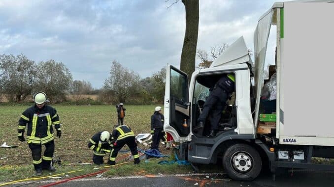 Feuerwehr Kalkar: Verkehrsunfall mit LKW