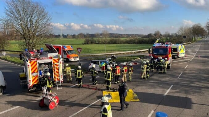 Feuerwehr Kalkar: Verkehrsunfall mit drei beteiligten Fahrzeugen