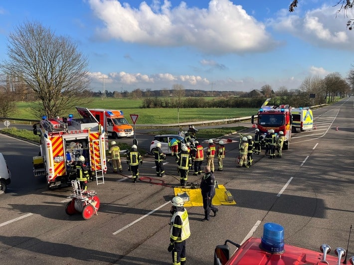 Feuerwehr Kalkar: Verkehrsunfall mit drei beteiligten Fahrzeugen