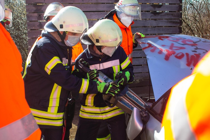 FF Bad Salzuflen: 28 Feuerwehrleute sind bereit für ihren ersten Einsatz / Die Modulausbildung des Ausbildungsverbunds findet auf der Bad Salzufler Feuerwache ihren Abschluss