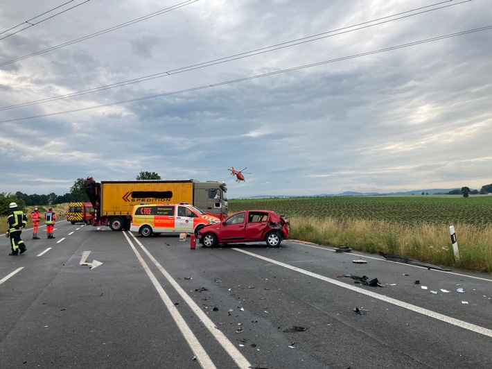 FF Bad Salzuflen: Autofahrer wird nach Kollision mit einem Traktor aus seinem Wagen geschleudert / Ostwestfalenstraße ist in Höhe Retzen für vier Stunden gesperrt