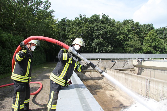 FF Bad Salzuflen: Brände, Verkehrsunfälle und Technische Hilfe / Freiwillige Feuerwehr Bad Salzuflen probt an vier Einsatzstellen im Stadtgebiet den Ernstfall