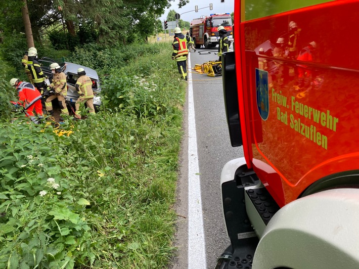 FF Bad Salzuflen: Drei Menschen bei schwerem Verkehrsunfall auf der Bundesstraße 239 verletzt