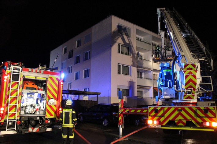 FF Bad Salzuflen: Feuerwehr evakuiert 41 Menschen nach Wohnungsbrand / Stark verrauchtes Treppenhaus schneidet Fluchtweg ab