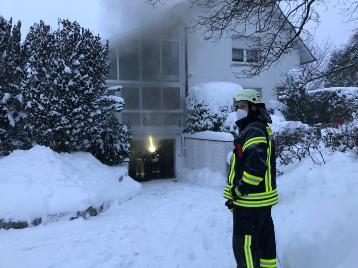 FF Bad Salzuflen: Feuerwehr löscht brennenden Wäschetrockner / Ein Bewohner muss mit Verdacht auf Rauchvergiftung ins Krankenhaus