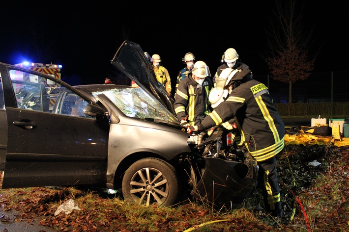 FF Bad Salzuflen: Feuerwehr muss junge Autofahrerin (19) nach Alleinunfall mit einen Baum aus Fahrzeug befreien
