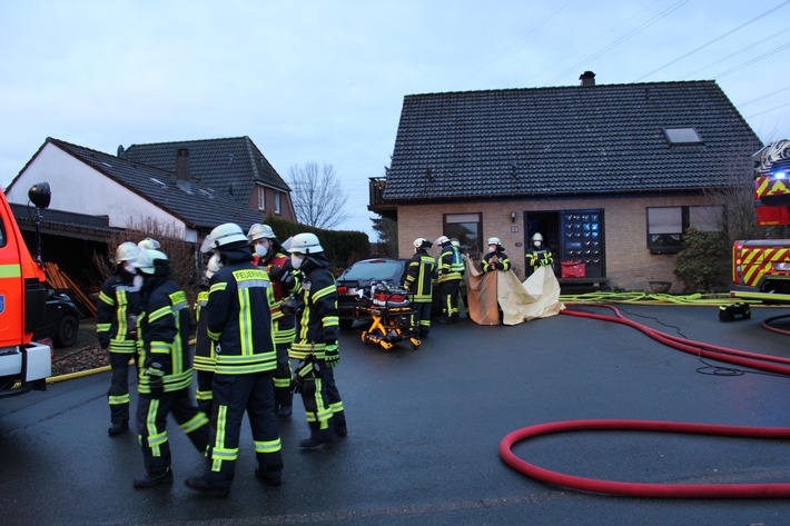 FF Bad Salzuflen: Frau stirbt bei Wohnungsbrand in Bad Salzuflen / Rund 60 Kräfte sind im Ortsteil Holzhausen im Einsatz