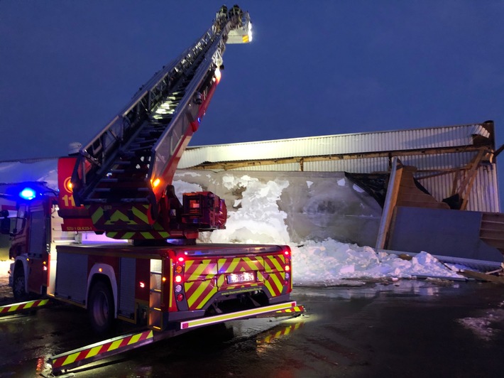 FF Bad Salzuflen: Industriehallendach stürzt auf 60 Metern Länge unter Schneelast ein / Feuerwehr sucht parallel zudem Angler am Werler See