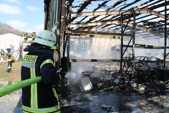 FF Bad Salzuflen: Lagerhalle brennt in Bad Salzuflen vollständig nieder / Freiwillige Feuerwehr Bad Salzuflen ist mit 90 Einsatzkräften an der Herforder Straße