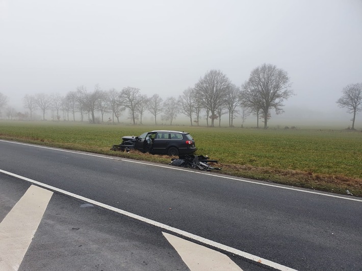 FFW Fredenbeck: Schwerer Verkehrsunfall auf B74 / Fahrer schwerverletzt ins Krankenhaus