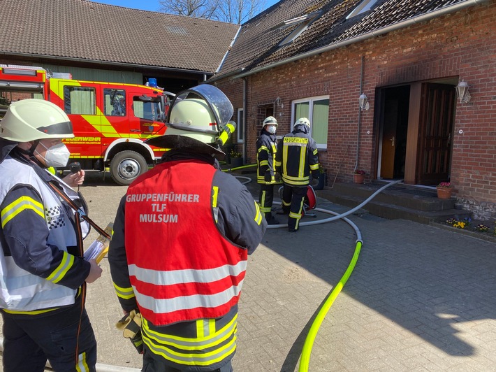 FFW Fredenbeck: Wohnzimmer in Vollbrand / Feuerwehr verhindert Großbrand von Wohnhaus
