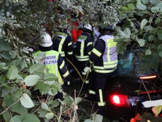 FFW Schiffdorf: Pkw landet in Böschung: Fahrer wird im Wrack eingeklemmt und muss durch Feuerwehr befreit werden