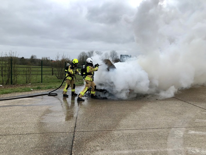 FW Alpen: Pkw in Vollbrand
