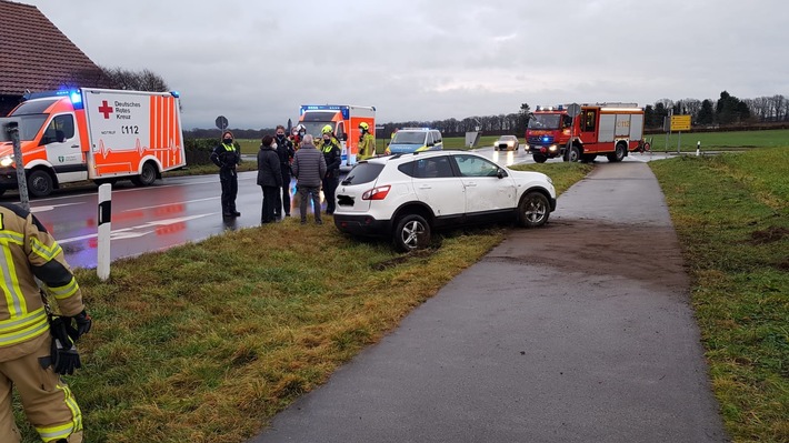FW Alpen: Verkehrsunfall im Kreuzungsbereich - Ein Pkw in Seitenlage