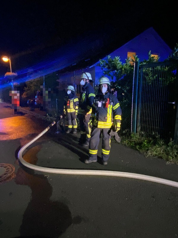 FW Bad Honnef: Feuer in Carport drohte auf Haus überzugreifen