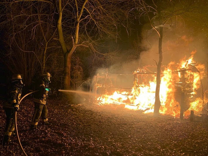 FW Bad Honnef: Holzhütte und Wohnwagen niedergebrannt