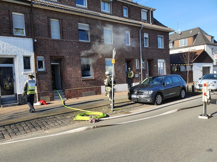 FW Bocholt: Die Feuerwehr Bocholt wurde um 14.56 Uhr zu einem Küchenbrand in einem Wohngebäude in der Alfred-Flender-Straße gerufen.