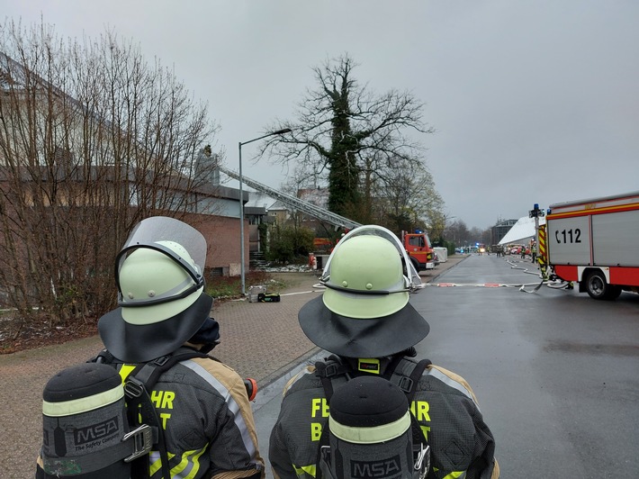 FW Bocholt: FW Bocholt: Feuerwehr löscht Dachstuhlbrand am Bocholter Brauhaus