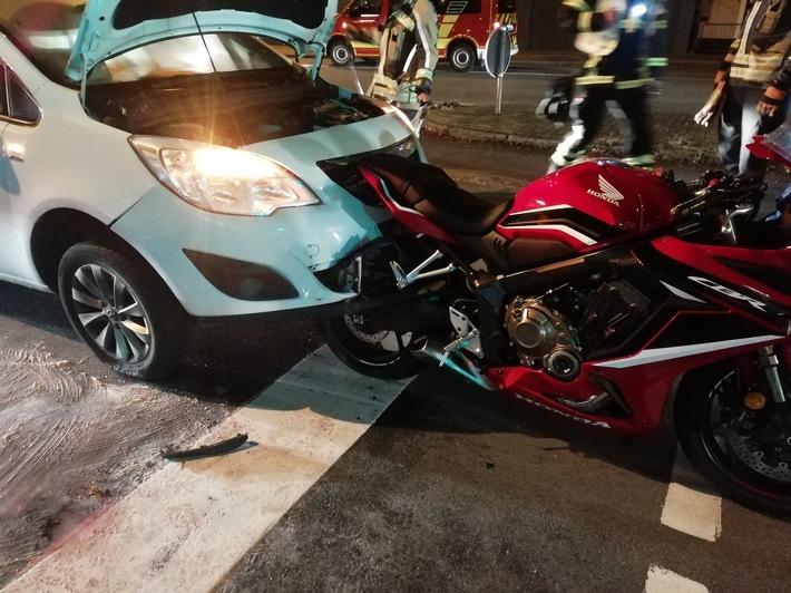 FW Bocholt: Feuerwehr befreit Motorrad aus PKW