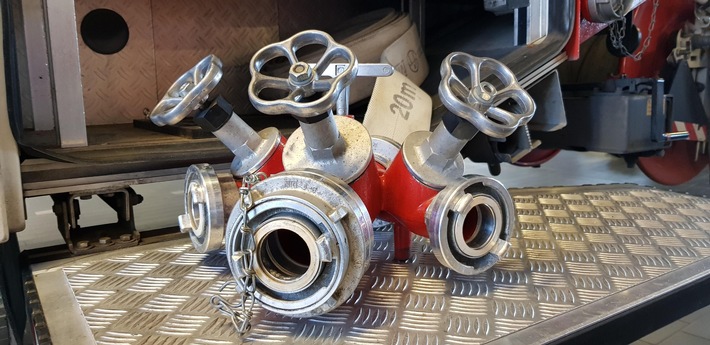FW Bocholt: Feuerwehr löscht Dachstuhlbrand