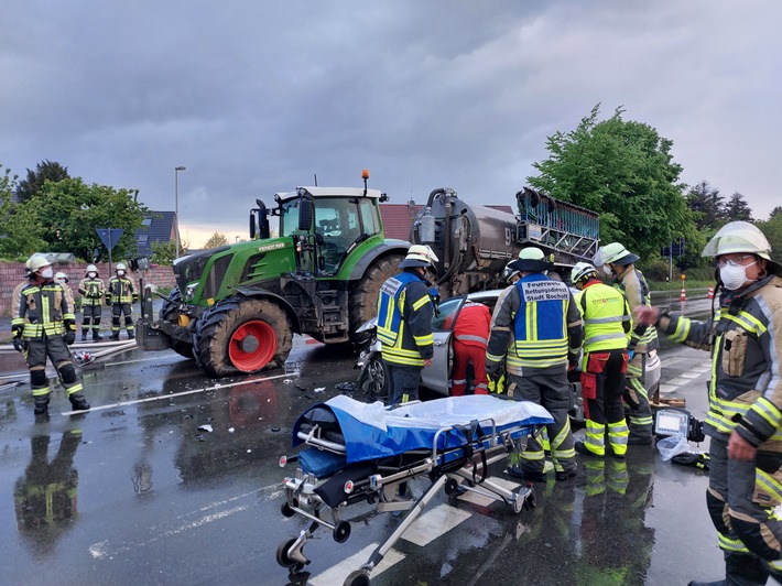 FW Bocholt: Verkehrsunfall - Traktor gegen PKW