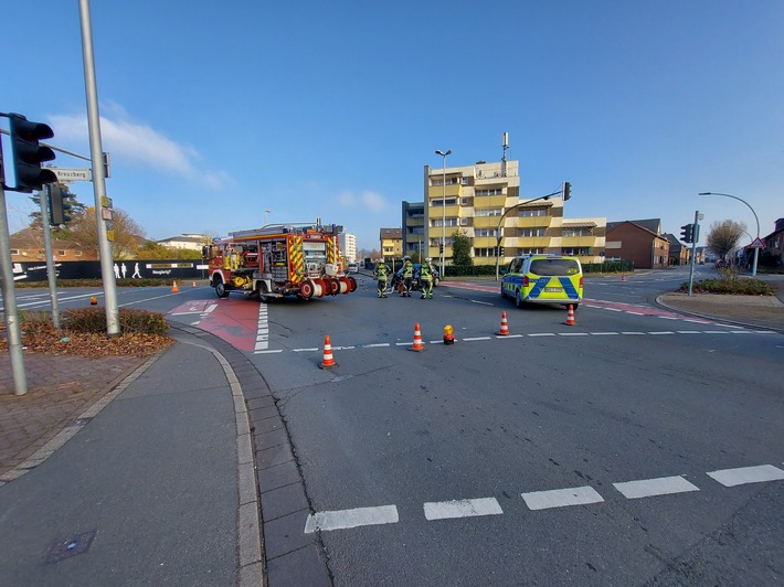 FW Bocholt: Verkehrsunfall mit drei Verletzten im Kreuzungsbereich Uhlandstraße
