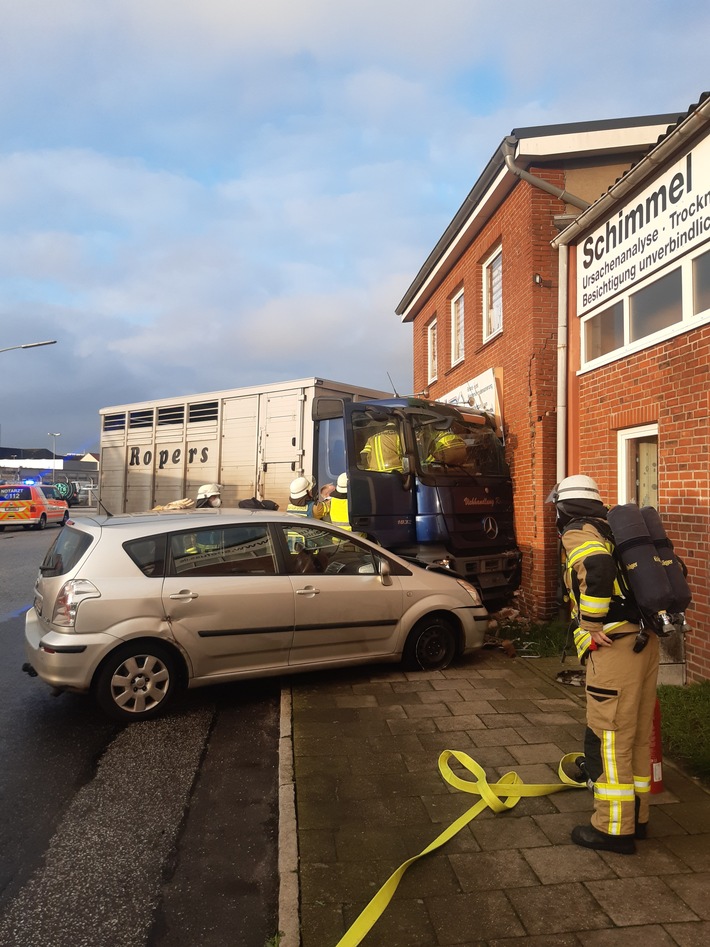 FW Bremerhaven: Lkw fährt in ein Wohn- und Geschäftshaus