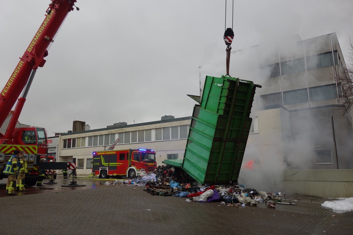 FW Bremerhaven: Restmüllcontainer im Bereich der Laderampe Warenhaus Karstadt