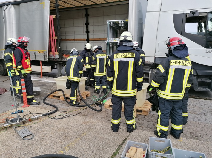 FW Düren: Gabelstapler fährt in Dieseltank