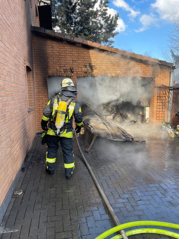 FW Düren: Garagenbrand greift auf Wohnhaus über
