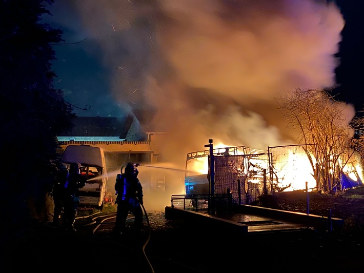 FW Düren: Gemeldeter Scheunenbrand