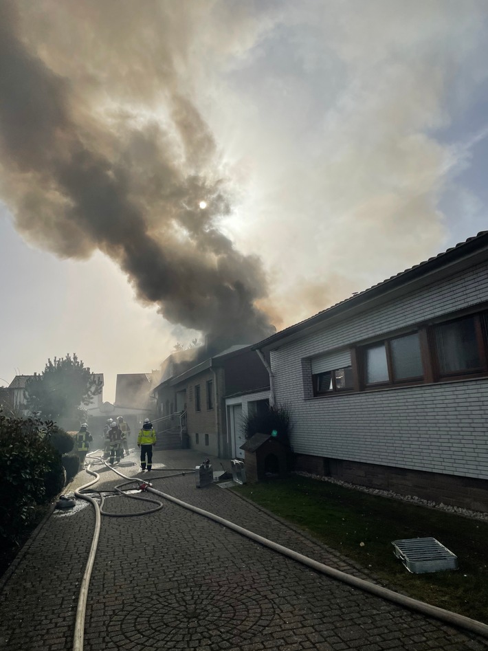 FW Düren: Großeinsatz der Feuerwehr Düren bei Wohnhausbrand